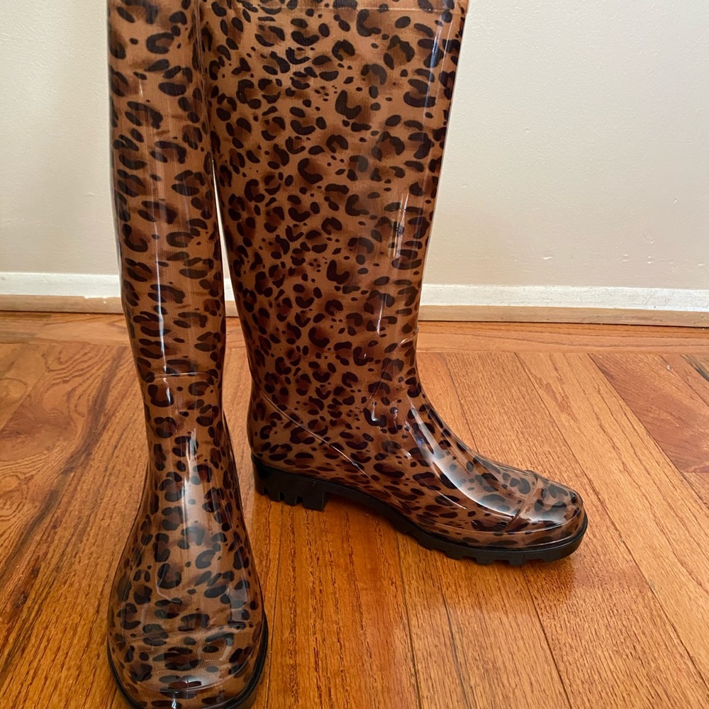 BNWT Arizona rain boot